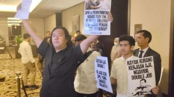 AKTIVIS KONTRAS - Aktivis Koalisi Masyarakat Sipil untuk Sektor Keamanan saat mencoba masuk ruang rapat Panja Revisi UU TNI DPR-RI dan Kemenhan di Hotel Fairmont, Jakarta, Sabtu (15/3/2025). Wakil Koordinator KontraS, Andrie Yunus, jadi korban penyiraman air keras oleh orang tidak dikenal di Jakarta Pusat, Kamis (12/3/2026) malam.