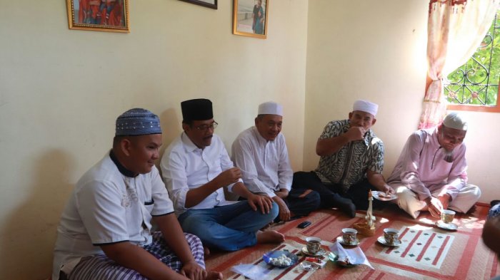 Cagub Djarot Dijamu di Rumah Keluarga Ustaz Abdul Somad