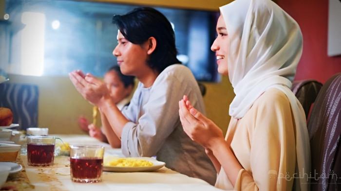 DOA BUKA PUASA- Ilustrasi seorang wanita dan seorang lelaki sedang membaca doa buka puasa.