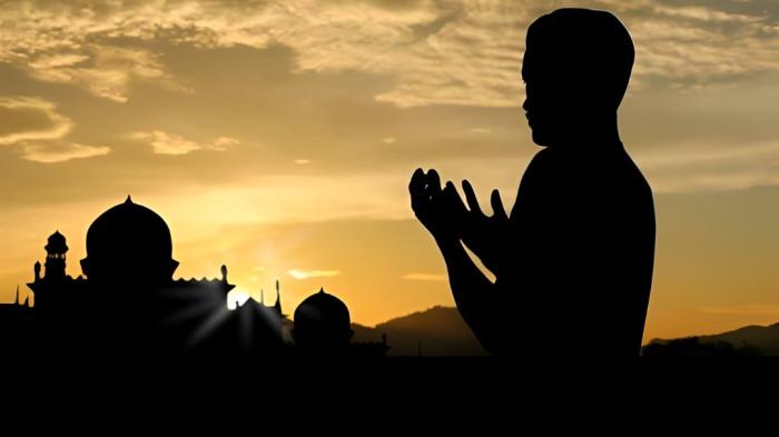 BERDOA- Ilustrasi seorang muslim saat berdoa menyambut datangnya malam Nisfu Syaban.