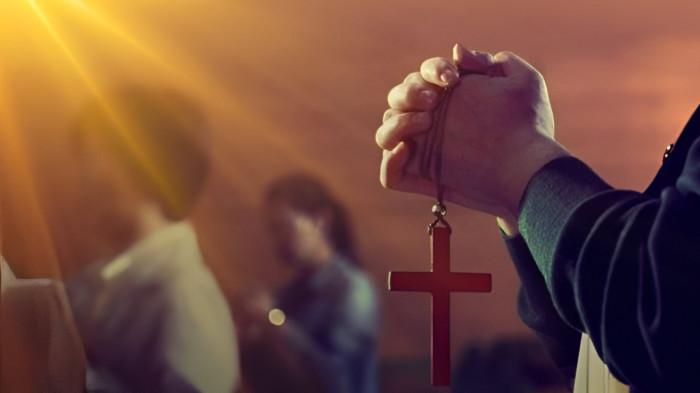 BERDOA- Ilustrasi seorang umat Kristen atau Nasrani saat berdoa kepada Tuhan di dalam sebuah gereja.