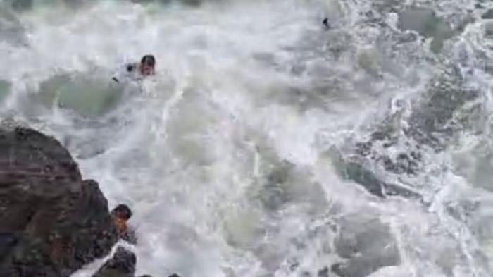 dua pemancing terseret ombak 2