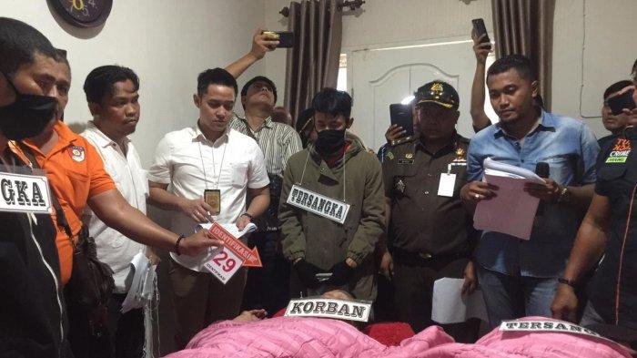 Eksekutor melakukan tugasnya menghabisi nyawa hakim Jamaluddin, saat melakukan rekonstruksi pembunuhan 