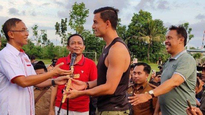 Emil Audero Mulyadi Disambut Meriah di Lombok, Senang Pulang Kampung Lagi hingga Diberi Keris