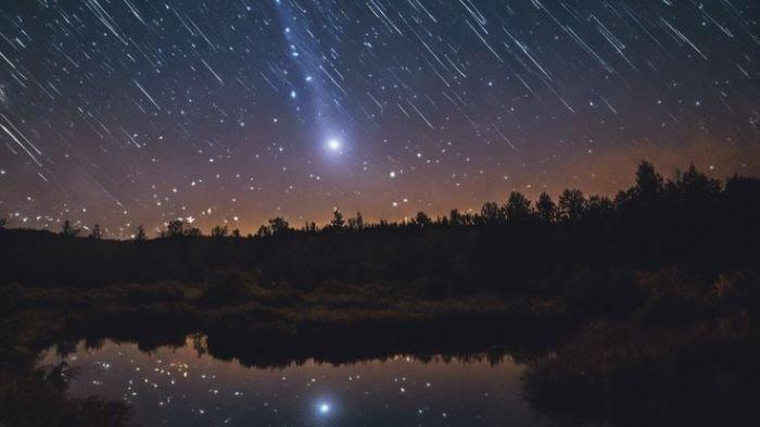 HUJAN METEOR- Ilustrasi fenomena alam hujan meteor Eta Aquarids yang dapat disaksikan dengan mata telanjang di Indonesia.
