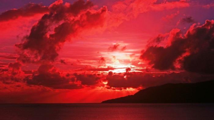 LANGIT MERAH- Ilustrasi langit merah saat matahari mulai terbenam.