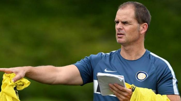 Frank de Boer memimpin sesi latihan Inter Milan di Appiano Gentile, Senin (9/8/2016).