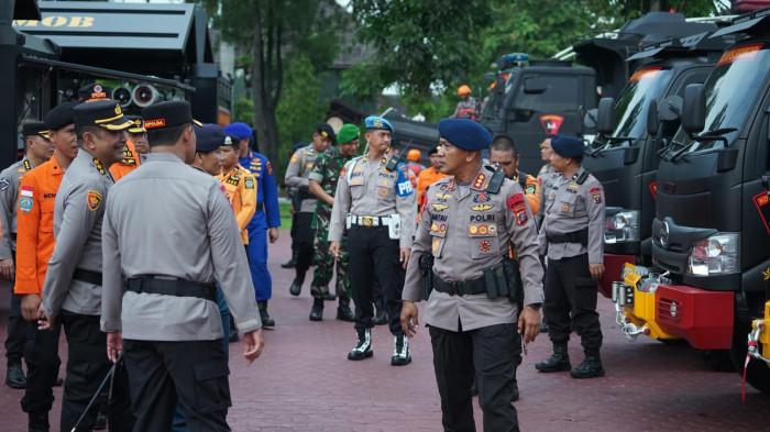 Komandan Satuan Brimob Polda Sumut, Kombes Pol. Rantau Isnur Eka, mendampingi Kapolda Sumut Irjen POl Whisnu Februwanto mengecek kesiapan personel saat apel kesiapsiagaan di Lapangan KS Tubun, Mapolda Sumut, Rabu (5/11/2025). Brimob siap menjadi garda terdepan dalam misi kemanusiaan dan penanggulangan bencana.