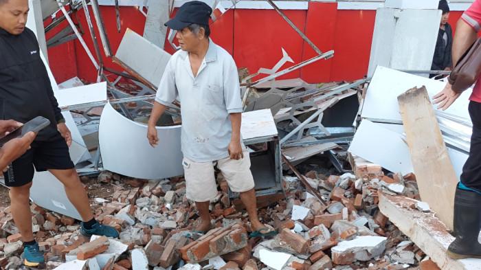 GEMPA BUMI- Satu bangunan terlihat hancur setelah gempa bumi berkekuatan 7,6 magnitudo melanda Kota Bitung, Sulawesi Utara, Kamis (2/4/2026) pagi. BMKG menerbitkan peringatan dini tentang adanya potensi tsunami.