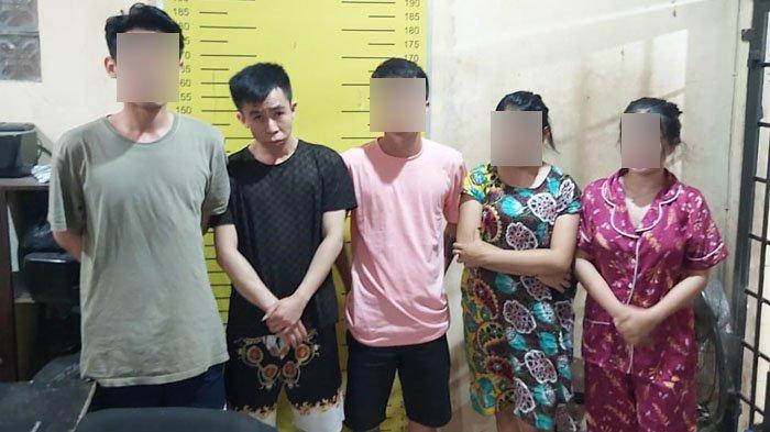 Tersangka kasus narkoba jenis ekstasi Hendri (baju hitam) diamankan bersama empat orang lainnya yang digerebek petugas Polsek Percutseituan di sebuah indekos di kawasan Jalan Tuasan, Medan Tembung. 
