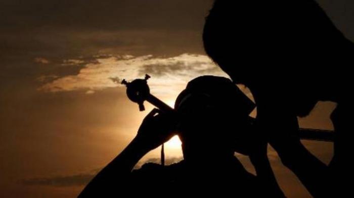 Anggota Jogja Astro Club tengah mengamati fenomena alam gerhana matahari sebagian yang terlihat dari Kota Yogyakarta, DI Yogyakarta, Jumat (10/5/2013). Gerhana matahari sebagian tersebut berlangsung mulai pukul 05.58 WIB hingga pukul 06.25 WIB.