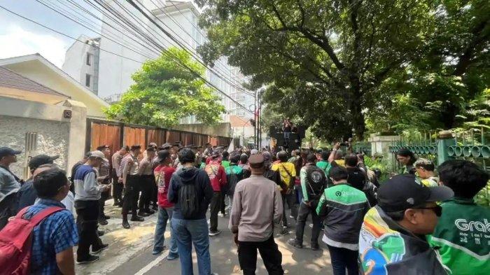 DEMO SAIFUL MUJANI - Sekelompok massa yang menggunakan jaket ojek online (ojol) yang tergabung dalam Perhimpunan Ojek Online Indonesia menggelar aksi protes di depan kantor SMRC, Gondangdia, Jakarta Pusat, Selasa (14/4/2026). (Tribunnews.com/Alfarizy Ajie Fadhillah)
