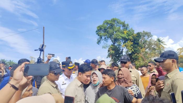 DENGARKAN CURHAT - Wakil Presiden Gibran mendengarkan curhat warga saat mengunjungi Garoga, Batangtoru, Tapsel (4/12/2025) Di tempat ihi Gibran menyaksikan berpindahnya sungai penyebab banjir bandang menyapu rumah warga.