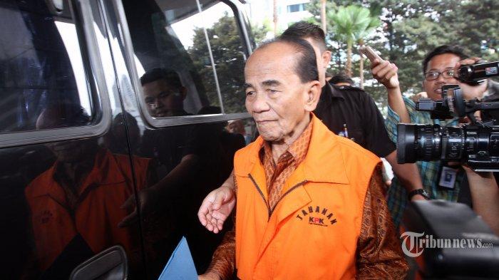 Gubernur Riau, Annas Maamun (memakai rompi tahanan) keluar dari Gedung Komisi Pemberantasan Korupsi (KPK), Jakarta Selatan, usai menandatangani perpanjangan masa tahanan, Selasa (14/10/2014). Annas ditahan KPK karena diduga menerima suap sebesar Rp 2 miliar dari pengusaha Gulat Manurung terkait proses alih fungsi hutan di Provinsi Riau. (TRIBUNNEWS/DANY PERMANA)