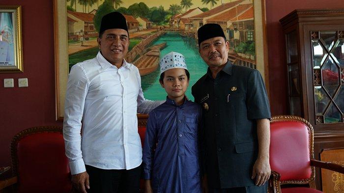 Gubernur Sumut Edy Rahmayadi antusias mengenalkan bocah asal Sumut, Hasan Basri Dalimunthe kepada Wagub Kalbar Ria Norsan di ruang VIP Bandara Supadio, Pontianak.