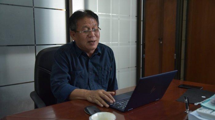Guru Besar Unimed, Prof. Dr. Syawal Gultom saat menyampaikan materi pada sebuah webinar