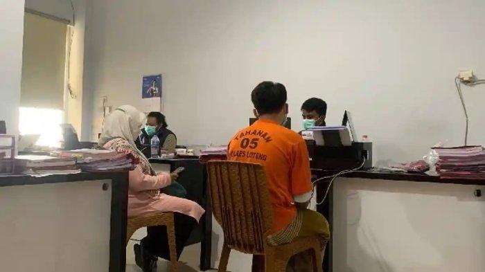 PENCABULAN SANTRI - Tersanga MY (28), oknum guru ponpes di Kecamatan Pujut, Lombok Tengah yang diduga melakukan pelecehan seksual terhadap empat santrinya. (TtribunLombok.com/Ahmad Wawan Sugandika)