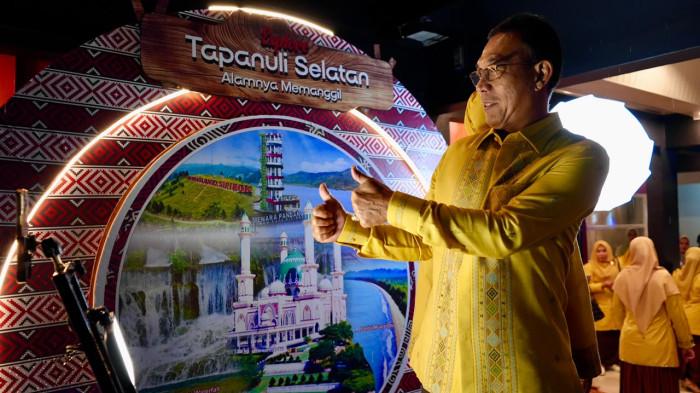 PRSU - Bupati Tapanuli Selatan Gus Irawan saat menghadiri Pekan Pekan Raya Sumatera Utara (PRSU) ke-50, Jumat (3/7/2026). Produk yang ditampilkan di Paviliun Tapanuli Selatan meraup untung hingga Rp 30 juta.