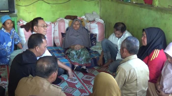 JENGUK - Bupati Tapanuli Selatan Gus Irawan menjenguk Tuti Daulay di Sipirok, Selasa (12/5/2026). Tuti merupakan ibu hamil yang viral ditandu warga dari Dusun Aek Nabaru, Dalihan Natolu, Arse. Kini ia telah kehilangan bayinya saat proses persalinan.