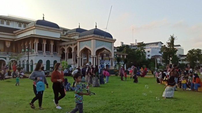 Pengunjung memadati halaman Istana Maimun Medan, Minggu (26/12/2021).