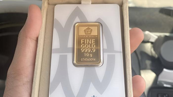 TURUN HARGA- Hari ini, 15 November 2025 harga emas Antam turun Rp 50.000 per gram.