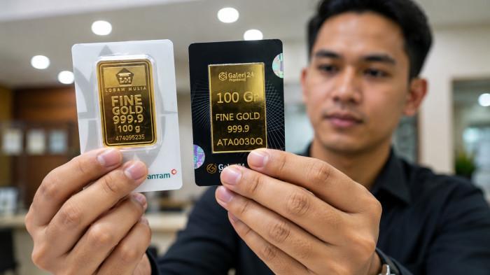 TURUN HARGA- Ilustrasi seorang pria sedang memegang produk emas PT Aneka Tambang atau Antam yang kembali mengalami penurunan harga, Sabtu 23 Mei 2026.