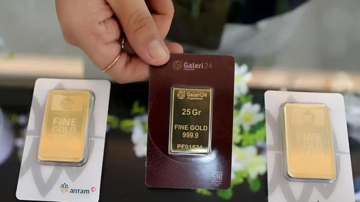 PENJUALAN EMAS- Karyawan menunjukkan logam mulia yang dijual di Galeri 24 Pegadaian, Jakarta, Selasa (19/7/2022).