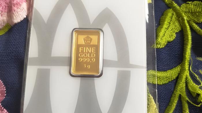 HARGANYA ANJLOK- Harga emas Antam 3 Januari 2026 anjlok senilai Rp 16.000 per gram.