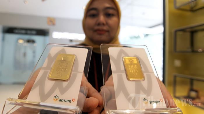 EMAS ANTAM - Pegawai menunjukkan emas Antam yang dijual di Butik Emas Logam Mulia PT. Aneka Tambang (Antam), Medan, Selasa (7/10/2025). Harga emas Antam hari ini tercatat mencapai Rp2.284.000 per gram, naik Rp34.000 dari hari sebelumnya Rp2.250.000 per gram. TRIBUN MEDAN/DANIL SIREGAR