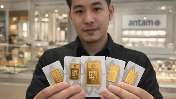 NAIK HARGA- Di tengah ketegangan konflik Iran, Amerika Serikat dan Israel, harga emas Antam naik Rp 50.000 per gram.