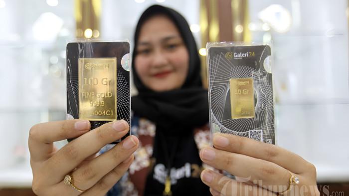 INVESTASI EMAS - Pegawai menunjukkan emas batangan di Outlet Galeri 24 Pegadaian Medan Kota, Jalan KH Zainul Arifin, Medan, Sumatra Utara, Selasa (30/9/2025). Kinerja Galeri 24 Medan Kota menunjukkan tren positif dengan mencatatkan penjualan emas batangan yang mencapai 6 kilogram selama September 2025. TRIBUN MEDAN/DANIL SIREGAR