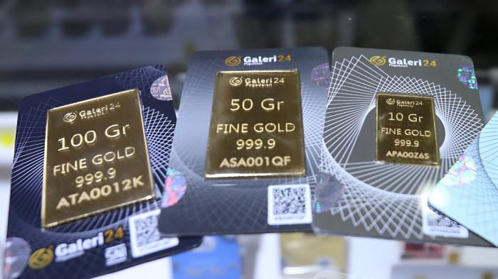 Pramuniaga menunjukkan emas batangan Aneka Tambang (Antam) di Galeri 24 Pegadaian, Jakarta, Kamis (18/4/2024). Harga emas PT Aneka Tambang (Antam) Tbk. mengalami kenaikan Rp14.000 per gram menjadi Rp1.335.000 per gram dari harga sebelumnya Rp1.321.000 per gram. TRIBUNNEWS/IRWAN RISMAWAN
