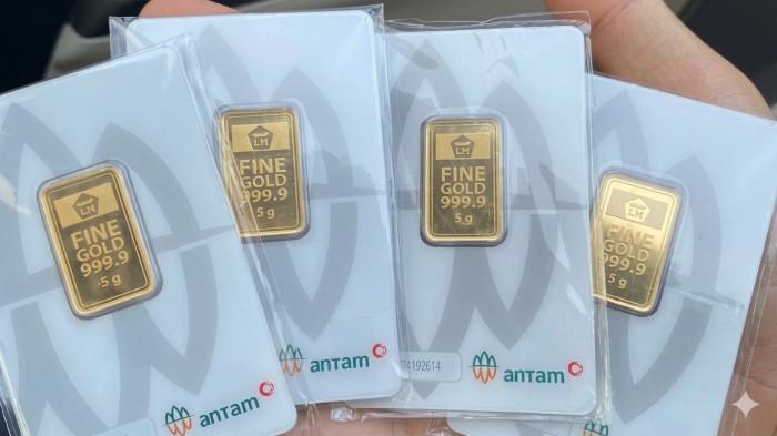 TERKOREKSI TAJAM- Harga emas Antam 5 Mei 2026 kembali mengalami koreksi yang cukup dalam senilai Rp 35.000 per gram.
