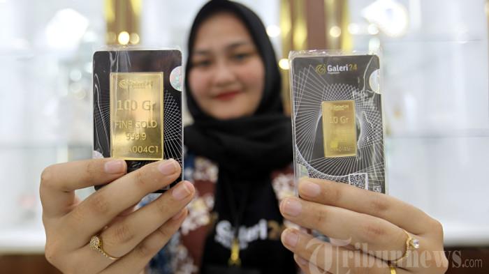 INVESTASI EMAS - Pegawai menunjukkan emas batangan di Outlet Galeri 24 Pegadaian Medan Kota, Jalan KH Zainul Arifin, Medan, Sumatra Utara, Selasa (30/9/2025). Kinerja Galeri 24 Medan Kota menunjukkan tren positif dengan mencatatkan penjualan emas batangan yang mencapai 6 kilogram selama September 2025. TRIBUN MEDAN/DANIL SIREGAR