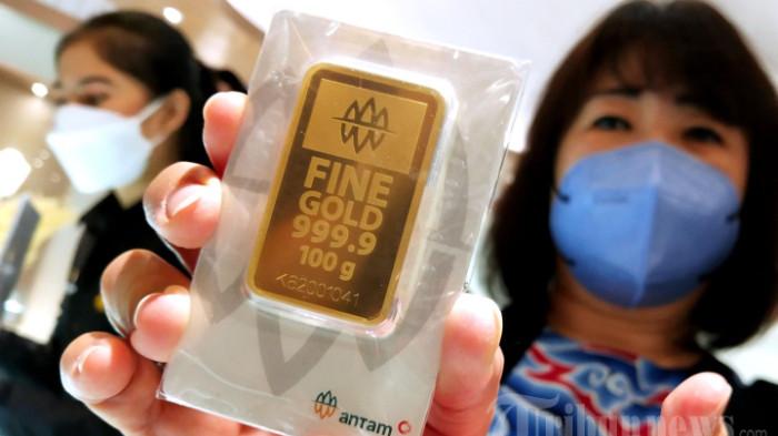 PILIHAN INVESTASI- Petugas Butik Antam saat menunjukkan emas batangan yang kini menjadi pilihan investasi masyarakat. Harganya pun relatif stabil dan menguntungkan.