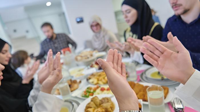 HIDANGAN BERUKA- Ilustrasi keluarga muslim tengah bersiap menyantap hidangan berbuka puasa.