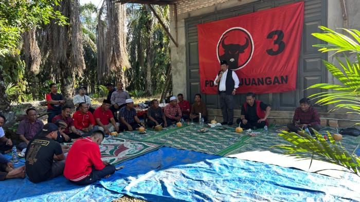 hingga semangat menjaga persatuan dan gotong royong di tengah kehidupan desa.