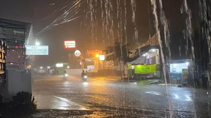 HUJAN LEBAT- Ilustrasi kondisi cuaca hujan lebat di malam hari yang melanda satu kawasan di wilayah Indonesia. Tampak jalanan mulai tergenang air.
