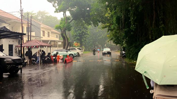 HUJAN RINGAN- Kondisi sebuah wilayah di Indonesia yang dilanda hujan ringan. Tampak jalanan terlihat basah akibat hujan tersebut.