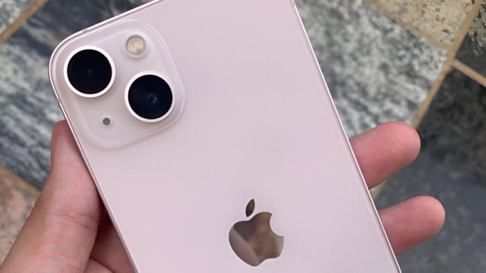 COCOK DIGUNAKAN- iPhone 13 dianggap masih relevan untuk digunakan hingga saat ini.