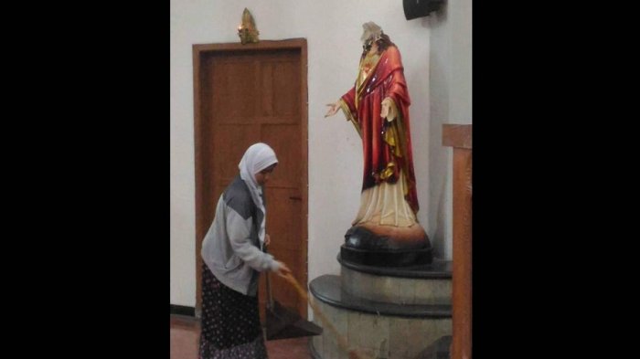 Pascapenyerangan Gereja St Lidwina, Viral Ibu Berhijab Ikut Bersih-bersih di Gereja!