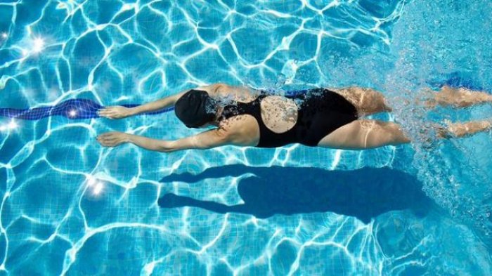 Ini Bahayanya Bila Kamu Buang Air Kecil Sembarangan di Kolam Renang