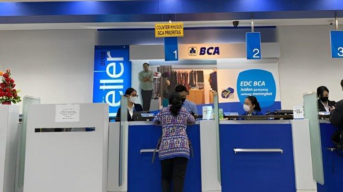 PELAYANAN BCA- Ilustrasi pelayanan nasabah di kantor BCA. Setelah Lebaran 2025, BCA kembali beroperasi pada 8 April 2025.