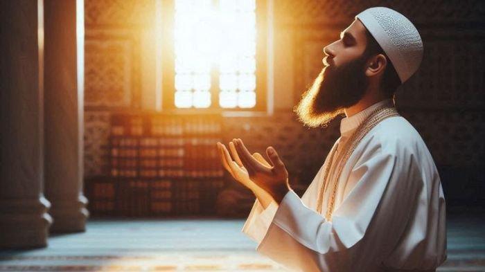 BERDOA- Ilustrasi saat seorang pria muslim memanjatkan doa di dalam masjid.