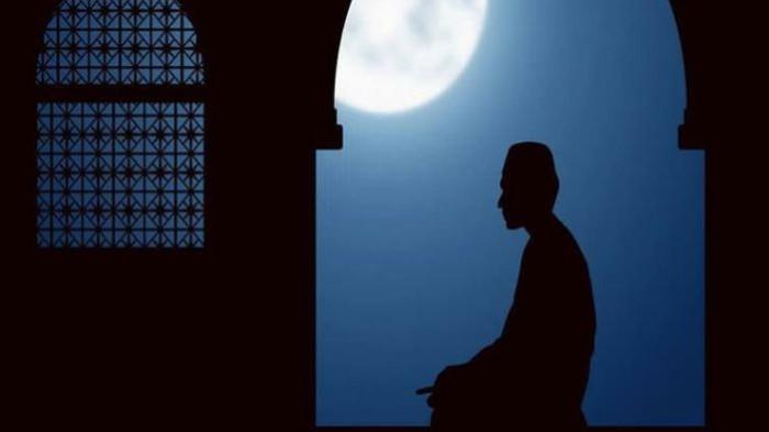 SALAT GERHANA- Ilustrasi seorang pria muslim saat melaksanakan salat gerhana bulan.(Pinterest/Yosef)