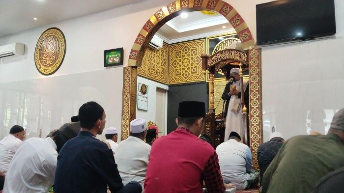 KHUTBAH JUMAT- Seorang khatib saat menyampaikan khutbah Jumat sebelum pelaksanaan salat Jumat.