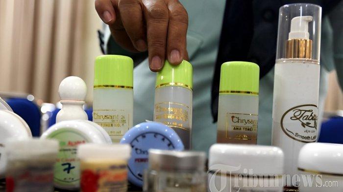 Petugas Badan Pengawasan Obat dan Makanan (BPOM) menunjukkan kosmetika berbahaya hasil penemuan pada bulan Maret 2013, di kantor BPOM Jakarta Pusat, Senin (13/5/2013). - Sebanyak 139 kosmetik berbahaya mengandung merkuri masih dijual bebas di e-commerce atau online shop.
