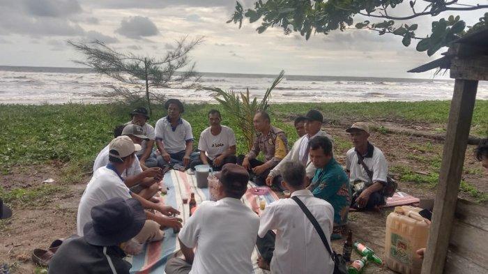 Polsek Batang Toru Patroli ke Desa Muara Opu, Imbauan untuk Waspada Terhadap Cuaca