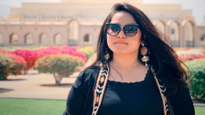 Sosok Indah Mujyaer, Wanita Nyentrik Berbaju Putih & Wig Merah, Hadir saat Demo Tolak UU Cipta Kerja