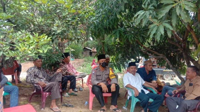 Komunikasi yang Terjalin Lama Antara Warga dan Bhabinkamtibmas Polsek Barteng, Suka Duka Bersama